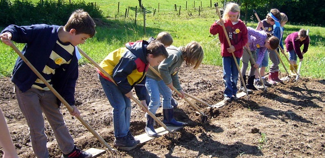 Grundschüler der Kastelbergschule auf dem Schulbauernhof Domäne Hochburg